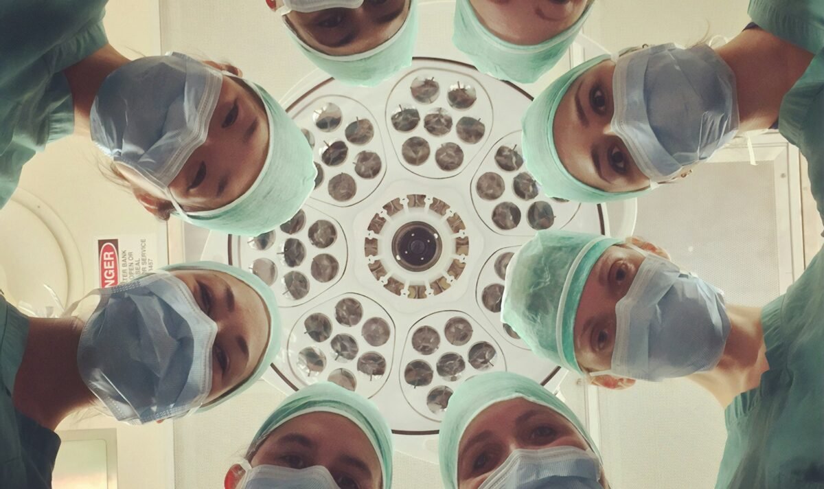 O diploma atravessa a fronteira. A identidade médica precisa ser reconstruída