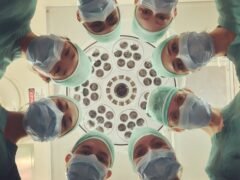 O diploma atravessa a fronteira. A identidade médica precisa ser reconstruída