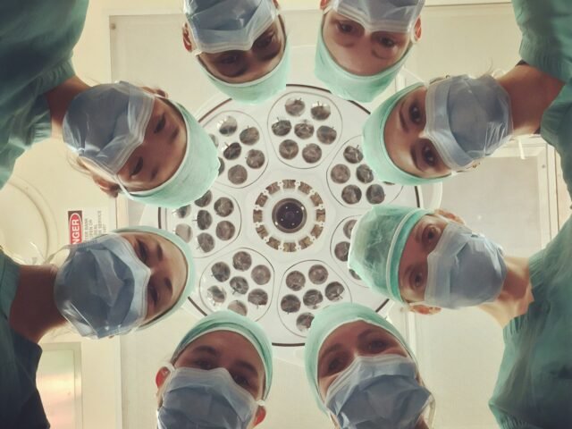 O diploma atravessa a fronteira. A identidade médica precisa ser reconstruída