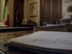 Documento oficial italiano com selo em relevo