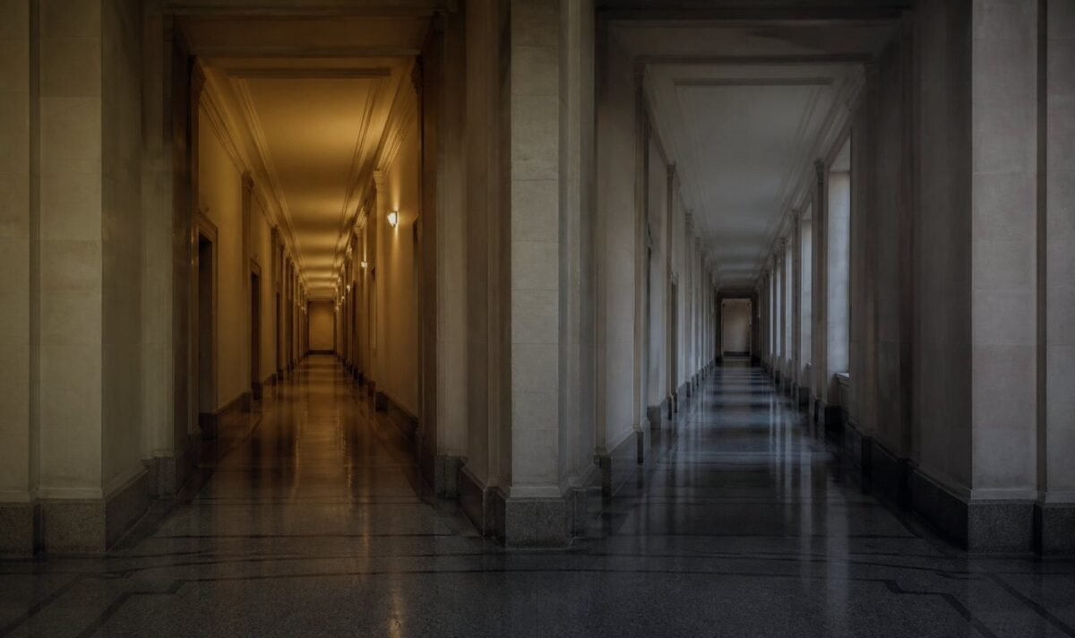 Corredor institucional que se divide em dois