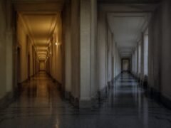 Corredor institucional que se divide em dois
