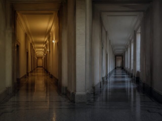 Corredor institucional que se divide em dois