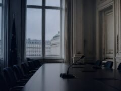 Sala de reunião institucional vazia