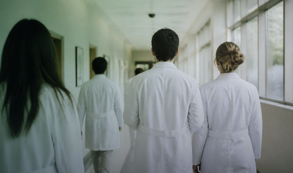 O curso trienal de medicina geral forma o médico de família do sistema público italiano e paga bolsa — mas o requisito de entrada que elimina a maior parte dos estrangeiros é o título de permanência.