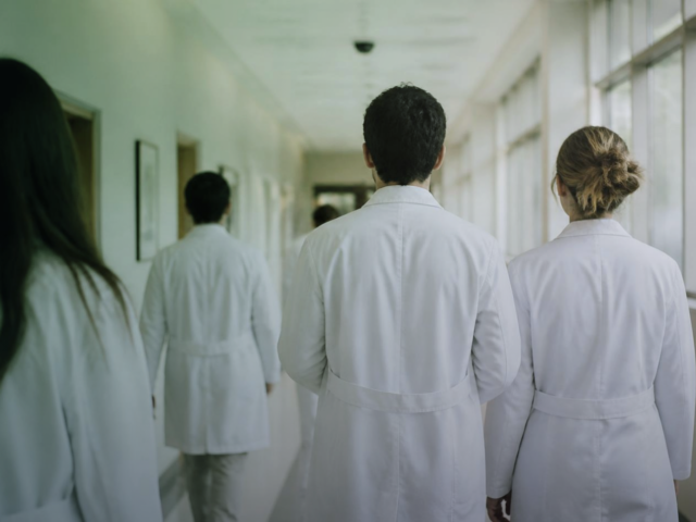 O curso trienal de medicina geral forma o médico de família do sistema público italiano e paga bolsa — mas o requisito de entrada que elimina a maior parte dos estrangeiros é o título de permanência.