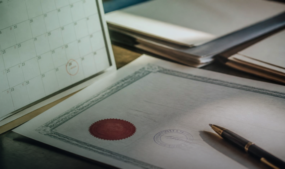Para títulos de saúde, o decreto de reconhecimento vale dois anos — e o relógio começa a correr na data em que ele é emitido, não na data em que você resolve usá-lo.