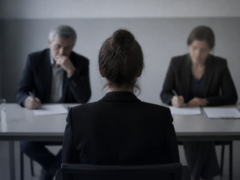Na prova oral, a língua é um dos cinco critérios avaliados — ao lado de conteúdo, completude, comunicação e estrutura.
